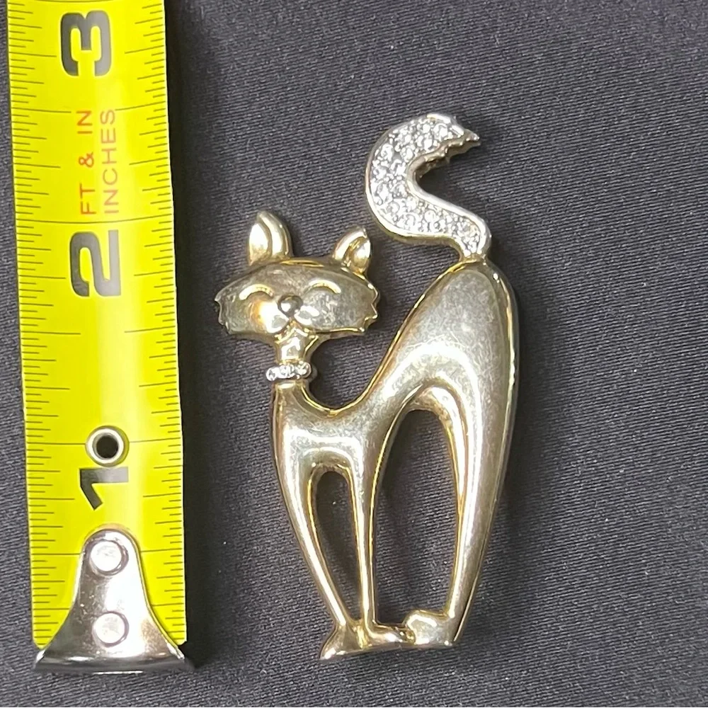 VINTAGE GOLD TONE CAT PIN BROOCH w/ RHINESTONES